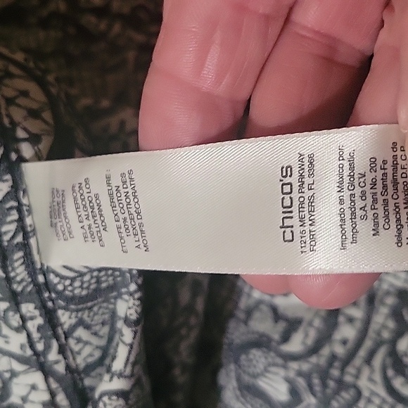 Chicos Black & White Long Sleeve Button-Up Shirt Size 0 Lace-Like Pattern Womens - Picture 6 of 6